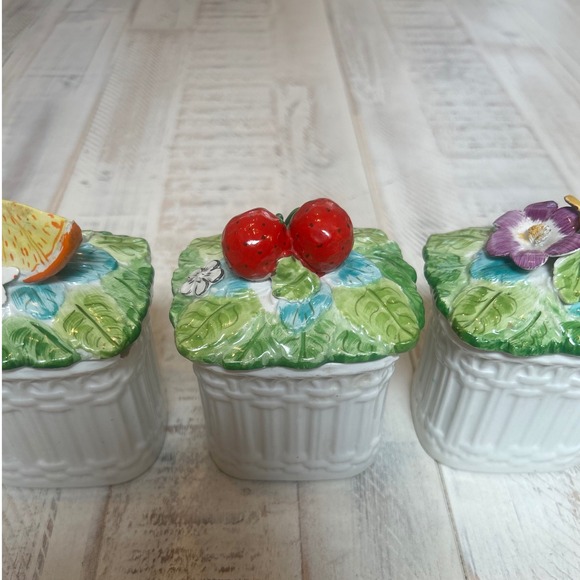 Set of 3 vintage Italian Ceramic jars w Fruit flower and insect decorative lids - Picture 4 of 10